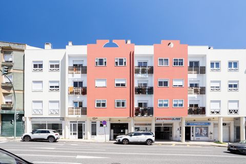 Se está à procura do seu primeiro lar, este encantador apartamento T1 com 73m² de área bruta pode ser exatamente o que procura, um espaço acolhedor, bem localizado e com tudo para começar uma nova etapa com conforto e tranquilidade. O quarto, espaços...