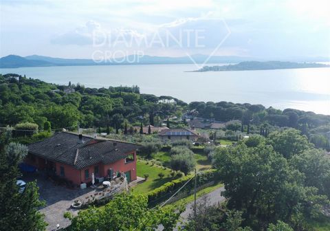 MAGIONE (PG), Loc. San Feliciano: Villa indipendente su due livelli di 350 mq circa composta da: Piano primo: ingresso con patio, ampio salone con camino e terrazza di circa 20 mq, cucina abitabile con sala pranzo e portico, dispensa e lavanderia, du...