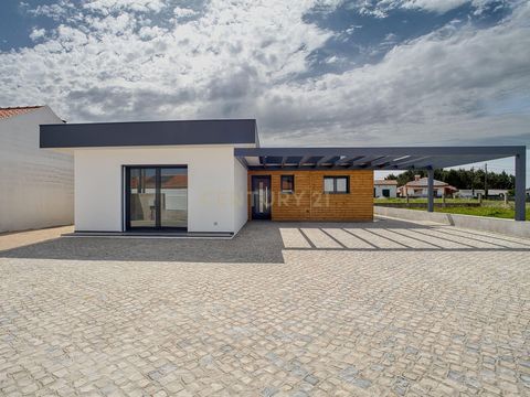 Imagine-se a viver numa moradia nova, onde cada detalhe foi pensado para o seu bem-estar e da sua família. Esta encantadora T3, situada numa zona calma de Pataias, no concelho de Alcobaça, oferece o equilíbrio perfeito entre conforto, modernidade e q...