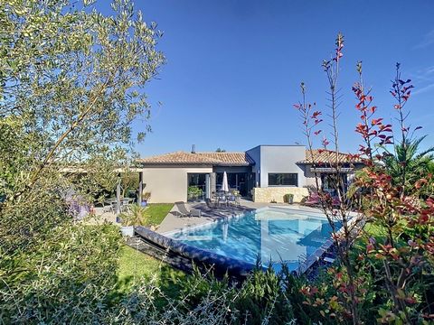 Vivez l’élégance d’une villa avec jardin méditerranéen et piscine.