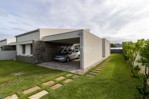 Identificação do imóvel: ZMPT561982 Moradia T3+1 | 2019 | Térrea | Gaveto, 3 Frentes | Suite | 2 casas de banho completas | Terraço e Jardim | Mezzanine para Escritório, Ginásio ou + 1 quarto | A casa totaliza 209,25m2, distribuídos por dois paviment...