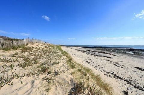 Real estate on Île de Ré - a beachfront property with a total usable area of more than 320m², located in a quiet area. With a beautiful full south exposure, it features a terrace, a closed garden, and parking for several cars. Comprising 4 bedrooms, ...
