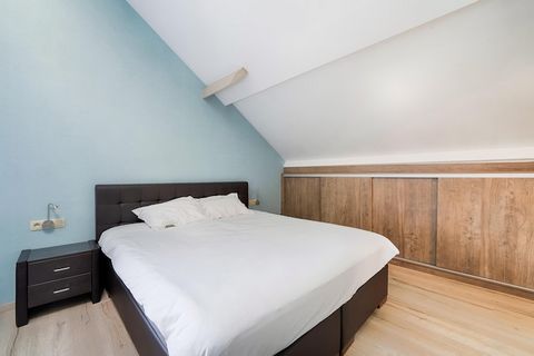 Vakantiewoning “Villa Blickenberg” in het pittoreske Borgloon is een luxe villa die plaats biedt aan maar liefst 15 personen. Met vier ruime slaapkamers, die samen 11 comfortabele slaapplekken bieden, is deze villa de perfecte bestemming voor familie...