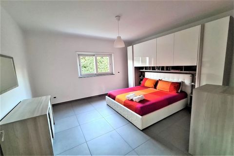 Rust en comfort op het Siciliaanse platteland Omgeven door weelderig groen en gelegen in het hart van Sicilië, biedt dit stijlvolle vakantiehuis in Leonforte de perfecte ontsnapping voor families en vrienden. Met een privézwembad met ligstoelen, een ...