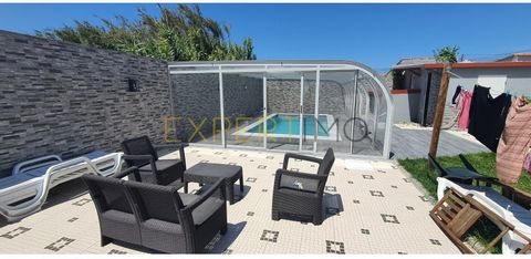Descubra o refúgio perfeito para a sua família com esta incrível propriedade independente, situada num generoso lote de 1000 m². Composta por duas moradias, esta oferta única inclui uma casa T3 com três quartos e duas casas de banho, além de uma espa...