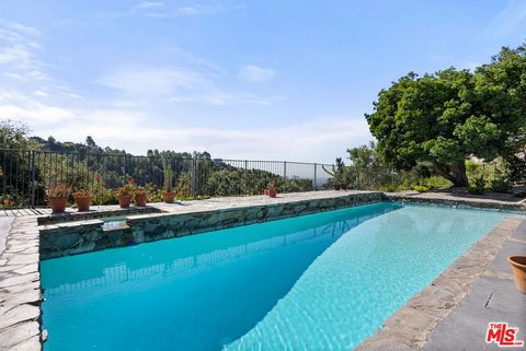 One-story mid-century view property at the end of a double cul-de-sac in a very quiet and serene Beverly Hills Post Office location, less than 10 minutes from the heart of the city. 4 bedroom, 4 bathroom open floor plan with hardwood floors and a vib...