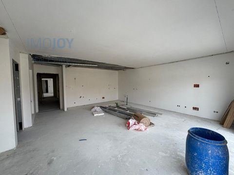 Fantástico apartamento T1 na Ericeira Apartamento T1 no 1º Andar, de um prédio em construção com elevador, na Ericeira Situado a poucos minutos do Centro da Ericeira e das praias, com todo o tipo de serviços e comércio Área útil de 72m2 Conclusão da ...