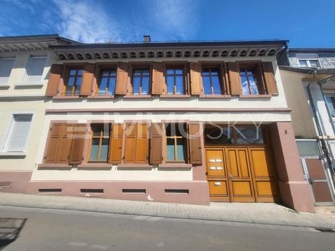 Zum Verkauf steht dieses Mehrfamilienhaus mit 5 Wohneinheiten auf 260 m² Wohnfläche und 310 m² Grundstücksfläche verteilt. Eine kurze Aufstellung zu den Wohnungen: Erdgeschoss - Hauptgebäude Wohnfläche 56 m2; 2 Zimmer, Ankleidezimmer, Küche mit Einba...