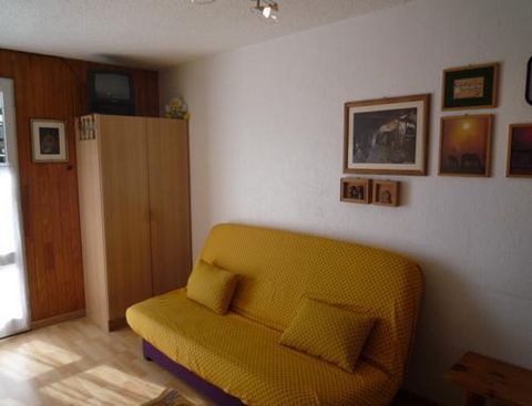 Residence Les Sétives is located Rue du Coin, in the very heart of Aussois resort, close to the shops and about 200 meters from the ski lifts? It has 5 entrances and 3 floors. You'll find a common outdoor carpark in front of the residence. N°2-D2 on ...