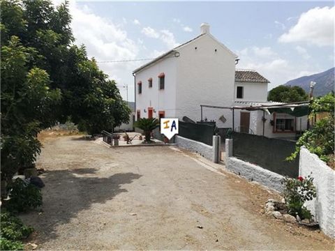 A few meters from the thermal spa of Carratraca, and supplied by the same waters, we find this property. You already fall in love from the outside for its orange trees, its fig trees, its olive trees and a white house, maybe not too big but well equi...