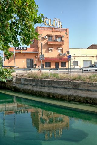 BUILDING WITH LARGE PARKING FOR BUSINESS IN GAVARDA Building for sale in Gavarda, municipality of the Ribera alta of Valencia, well connected by the Mediterranean Highway (A7) with direct entrance to the town. These are two registered farms that have...