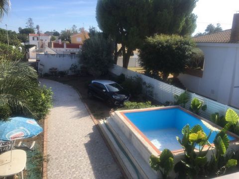 Bright villa on the Camino Fondo. Are you looking for a house in a quiet area and open spaces? We offer you this villa on a plot of 902m2 with raft, large asphalted space and land with fruit trees. The house is distributed on the ground floor, recent...