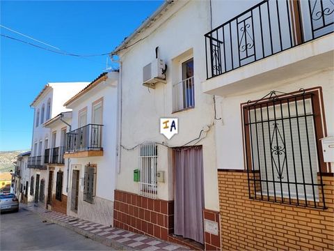Dieses schöne Stadthaus mit 3 Schlafzimmern liegt direkt an der Plaza in der beliebten Stadt Cuevas de San Marcos in der Provinz Málaga in Andalusien, Spanien, die alle örtlichen Annehmlichkeiten wie Schulen, ein medizinisches Zentrum, Geschäfte, Bar...