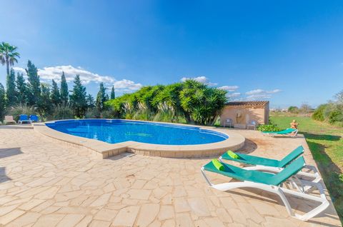 Magnificent and traditional Mallorcan country house for 18 people, with private pool, on the outskirts of Campos. The exteriors of this villa are unbeatable. The private chlorine pool is really spectacular because of its 20 x 10 m and its depth of 0....