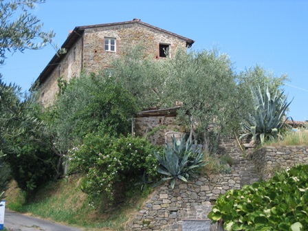 3-bedroom Country House situated in the hills of Lucca, just 12 km to the centre of the Medieval walled town, and 20 minutes’ drive away to the long sandy beaches of Tuscany. The house comprises a spacious lounge with fireplace and access onto a pano...