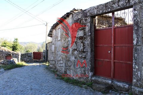 Casa in pietra da recuperare con terreno a Vila Seca - Chãs de Tavares / Mangualde