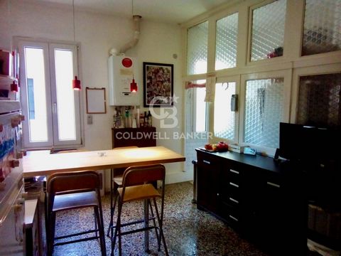 Venice Rialto apartment a stone's throw from the Rialto Bridge. We offer for sale an apartment located on the third floor in a pleasant context of a few units. The property consists of a large entrance hall, kitchen, two bedrooms and bathroom. Good m...