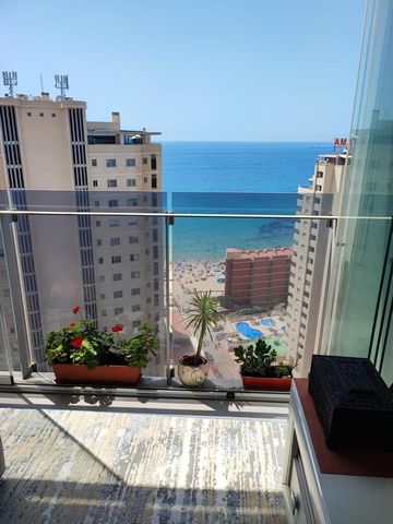 3 bedroom penthouse in Calpe, with communal pool and sea views, only 200 m from the beach. This modern flat of 81 m2 is located in a residential area only 200 m from the beach and 100 m from restaurants and supermarkets. The flat, situated on the 19t...