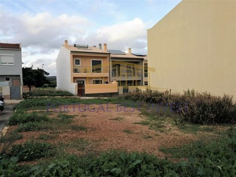 Plot of land for the construction of a single-family house, in Odiáxere, 15 minutes from the center of Portimão. Inserted in a residential area next to a nursery, 1st cycle school, firefighters and Recreation Center. In addition to a car park dedicat...