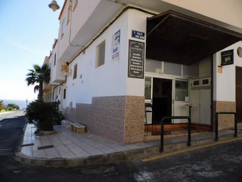 Este local con bar completamente instalado, se encuentra en Calle San Juan, La Listada, Santa Cruz de Tenerife, en la planta bajo. Es un local, construido en el año 1999, que tiene 75 m2 y dispone de 2 habitaciones y 2 baños. Se trata de un bar en el...