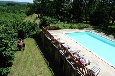 Pierre Trouee is a fabulous Périgourdine, or large country house, built in the region's characteristic architectural style, located in the heart of the Perigord Noir close to major sights such as Domme, Sarlat and Les Eyzies. The spacious country hou...