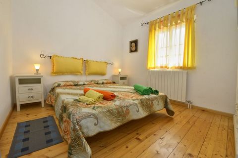 Dans la région de la campagne de Kaštelir à Istrie, cette maison de vacances indépendante est située. Il dispose d'une place pour 8 personnes dans ses 3 chambres spacieuses. C'est une belle maison de vacances pour la famille et les amis. Assis sur la...