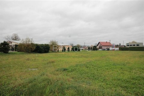 Velika Gorica, Jagodno Commercial premises with an area of 823 m2 on a plot of 3000 m2, built in 2008. It consists of a large hall divided into two parts, an office, a kitchen, 4 toilets, 2 bathrooms, a storage room and a covered terrace of approx. 1...