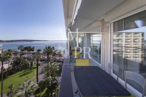 SEASONAL RENTAL - Amanda Properties offers you in the heart of the Croisette, in a luxury residence. A magnificent 3-room apartment of 65 sqm entirely renovated with taste, benefiting from a sea and park view on the 6th floor. The apartment is compos...