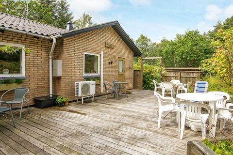 Maison de vacances située sur un terrain extrêmement excitant près de Fjellerup Strand. Le chalet se compose d'une cuisine bien équipée ainsi que d'un bon salon et de très bonnes chambres. La maison dispose de plusieurs terrasses, il est donc toujour...