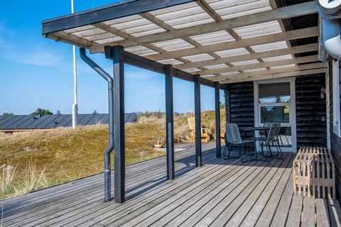 An der Spitze der Dünen ist dieses schöne neurenovierte Ferienhaus auf einem großen Grundstück in den Dünen mit spektakulärer Aussicht. Das ferienhaus verfügt über 3 gute Schlafzimmer, 2 mit bettmass 200x140 und 1 Schlafzimmer mit 2 Betten 90x200. Di...