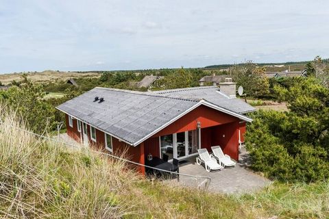 CHANGEMENT DE JOUR VENDREDI - Ce chalet confortable à Henne Strand est situé en hauteur sur un terrain naturel près de la plage et de la ville. Depuis le salon il y a une super belle vue. La terrasse du gîte est partiellement couverte. Belles maisons...