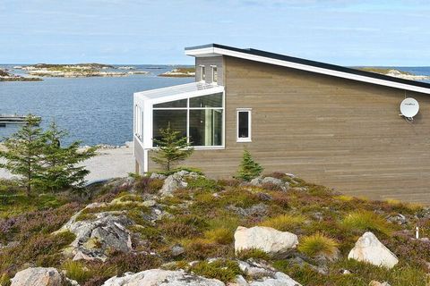 Beautiful fisherman's cabin with beach plot and panoramic views to the sea and the islands beyond. Linen and mandatory final cleaning included. One of two vertically divided fisherman's huts, this is the fisherman's hut closest to the rock. Exit to t...