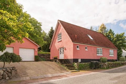 Maison ouverte toute l'année située à Ålsrode by Grenå. La maison est meublée sur deux niveaux et en bas vous trouverez une grande salle de bain et une cuisine bien équipée et au 1er étage il y a trois chambres, toutes avec un grand confort de coucha...