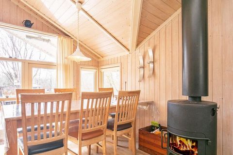 An einem der besten Strände Langelands liegt dieses hell eingerichtete Ferienhaus mit Sauna. Genießen Sie die Sonne auf der teilweise überdachten Terrasse beim Grillen. An kühleren Abenden können Sie es sich vor dem Holzofen gemütlich machen oder sic...