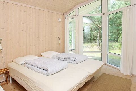 Dieses 2008 gebaute, helle Ferienhaus liegt nur ca. 50 m vom Badestrand entfernt und besitzt einen Eingangsbereich mit einer kleinen Waschküche, zwei Zimmer und ein Badezimmer. Außerdem gibt es einen Schlafboden mit zwei zusätzlichen Schlafplätzen fü...