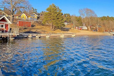Welcome to cozy Lillängsdal on Ingarö, close to both forest, lovely swimming and big city! The house is small, but nicely decorated, just right for two people in the nice double room, but there is a sofa bed in the living room if you want to be three...