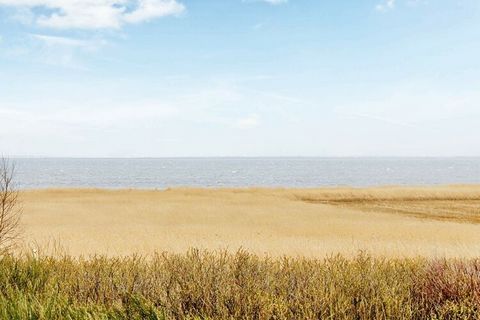 Von diesem erhöht gelegenen Ferienhaus können Sie die Panoramaaussicht über das Wattenmeer bis hin zum Hafen von Rømø genießen. Wohnzimmer mit hohen Decken, schönem Lichteinfall und Holzofen. Neben dem Holzofen gibt es auch eine energiesparende Wärme...