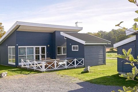 Casa vacanze moderna e ben arredata situata nella zona panoramica dei Rø Golf Courses. Arredamento luminoso e scandinavo. Nel soggiorno c'è una TV a schermo piatto. Piccola cucina con lavastoviglie. Il bagno è dotato di riscaldamento a pavimento. Amp...