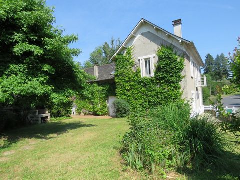 Former inn from the beginning of the century, enlarged and restored in the 1950s. This pretty country house is located in a very pleasant environment near Naves and 20 minutes from Brive. On the ground floor: a beautiful entrance, kitchen equipped an...