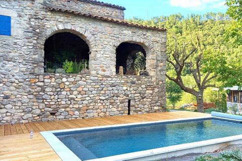 Questa piacevole casa vacanze gode di una splendida posizione nell'Ardèche ed è dotata di una piscina privata e di un barbecue. Stai comodamente con la famiglia o gli amici. Chambonas è un incantevole villaggio nel sud della Francia, nella regione de...