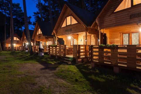 Ein Erholungskomplex in der Nähe des Meeresstrandes (nur 200 m), umgeben von einem Pinienwald. Ca. 400 m bis zum Ortszentrum. Restaurants in unmittelbarer Nähe. Zweistöckige, geräumige Ferienhäuser mit überdachten Terrassen. Im Erdgeschoss gibt es ei...