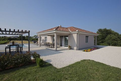 Deze vrijstaande villa met privé zwembad bevindt zich in Marici, vlakbij Kanfanar. Het schilderachtige stadje Rovinj met smalle straatjes, gezellige restaurantjes en terrassen en de prachtige stranden liggen op 20 minuten rijden. Op een omheind terre...