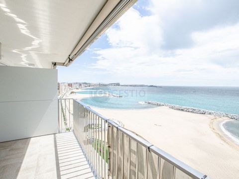 Exceptional Residence on the Paseo Marítimo de Sant Antoni de Calonge! Discover the charm and comfort in this beautiful and spacious apartment, now available for sale on the prestigious promenade of Sant Antoni de Calonge. This property boasts except...