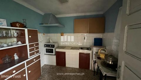 House for sale with possibility of using for two independent dwellings. One of them contains three bedrooms, bathroom, living room, kitchen and another part of the villa with two bedrooms, bathroom, living room, kitchen, with 120m2 of land and own sp...
