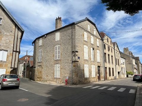 In the center of Langres (52200) this house on 3 levels, to renovate, will seduce you with its brightness. Its large volumes and the distribution of the 3 levels will allow you to make it a large individual accommodation or 3 separate apartments. Aft...