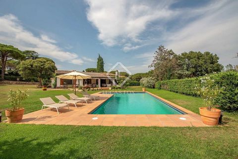 Lucas Fox presents this beautiful rustic building with a large garden and a private pool built on a large flat plot of more than 2,300 m², located in the prestigious Golf Costa Brava residential area, Santa Cristina d'Aro, Costa Brava. This property ...