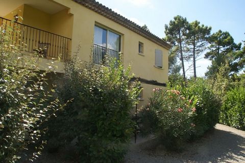 Een modern ingericht appartement voor vier personen in een kleinschalige résidence in het hart van de Provence, op een half uurtje rijden van de Côte d'Azur. Deze résidence ligt midden in het bos; geniet van de geur van eucalyptus, lavendel, rozemari...