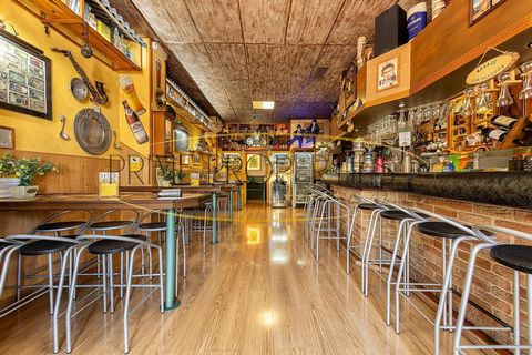 PRIME PROPERTIES by Daniela verkoopt Bar / Restaurant in bedrijf met een oudheid van meer dan 30 jaar met al zijn licenties in orde.~~ PRIJS: 145.000 € ~ ~ Het is gelegen in een van de meest populaire commerciële gebieden van Vecindario.~ De plaats m...