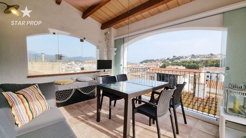 STAR PROP, l'agence immobilière de luxe de la Costa Brava, est prête à répondre à tous vos besoins en matière de propriété. Aujourd'hui, nous vous présentons une maison accueillante située à Llançà, Girona, qui se distingue par sa décoration en tons ...