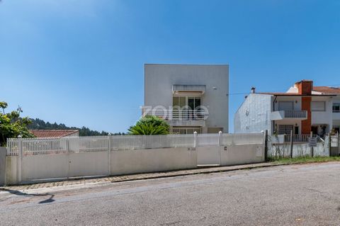 Identificação do imóvel: ZMPT558718 This fantastic designer villa is located in Pedroso, Vila Nova de Gaia. It is situated in a residential area, quiet and with a small park in front. Ideal for clients looking for a home with lots of space (384m²), e...